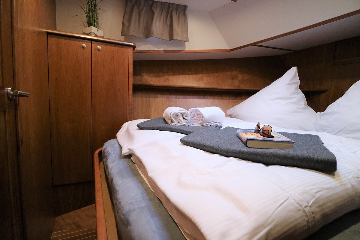 Dieses Bild zeigt unsere Yacht Charlie Brown - Concordia 108 AC - Schlafkabine anderer Winkel