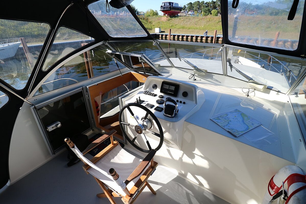 Dieses Bild zeigt unsere Yacht Leonie - Succes 115 Ultra - Steuer