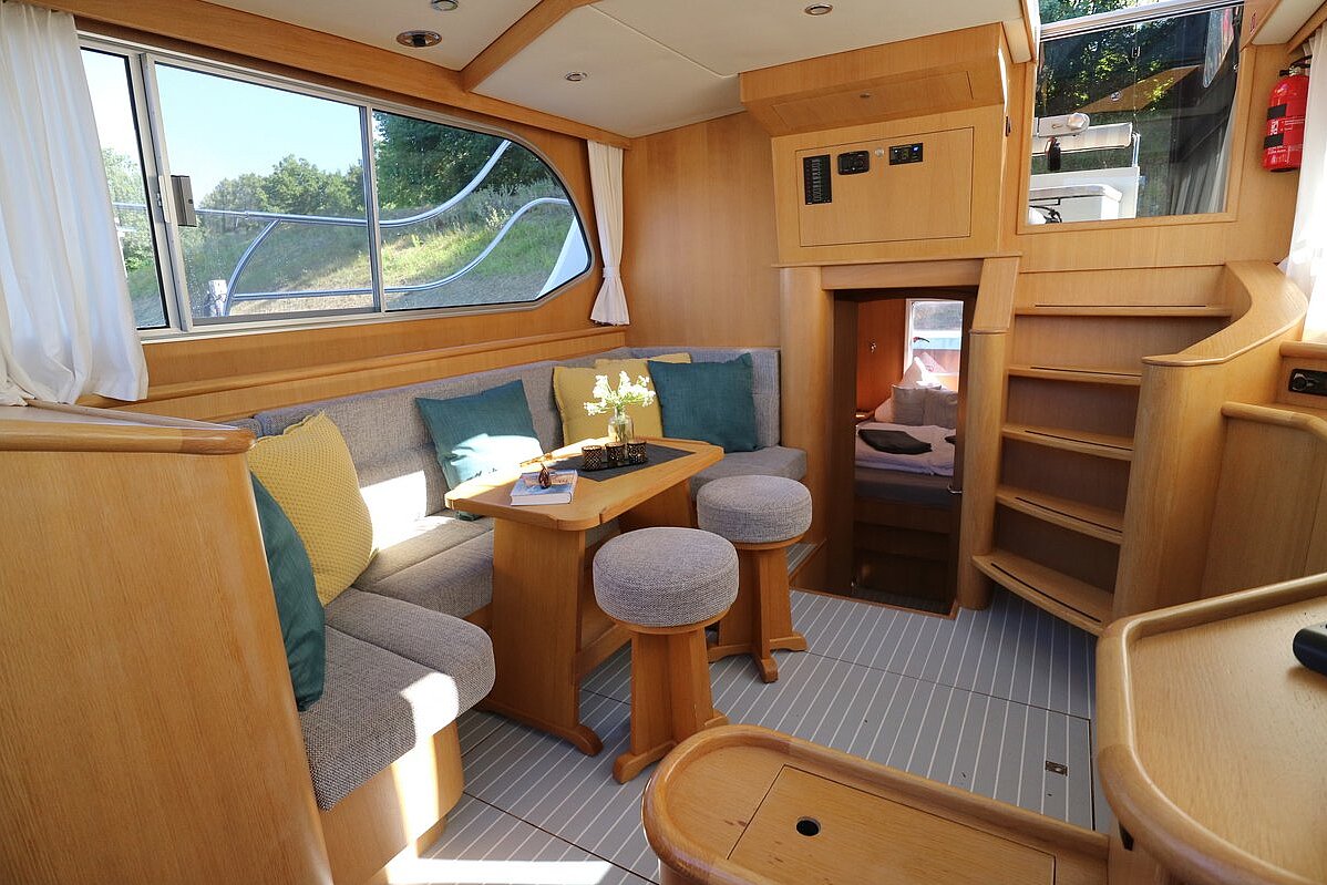 Dieses Bild zeigt unsere Yacht Leonie - Succes 115 Ultra - Salon anderer Winkel