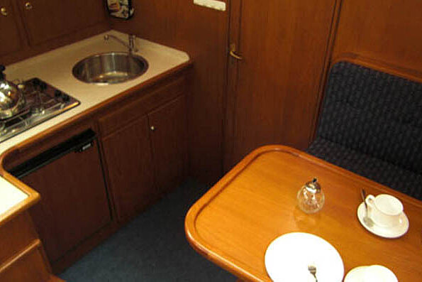 Dieses Bild Zeigt unsere Yacht Lady Marenka - Babro 1120 - Küche