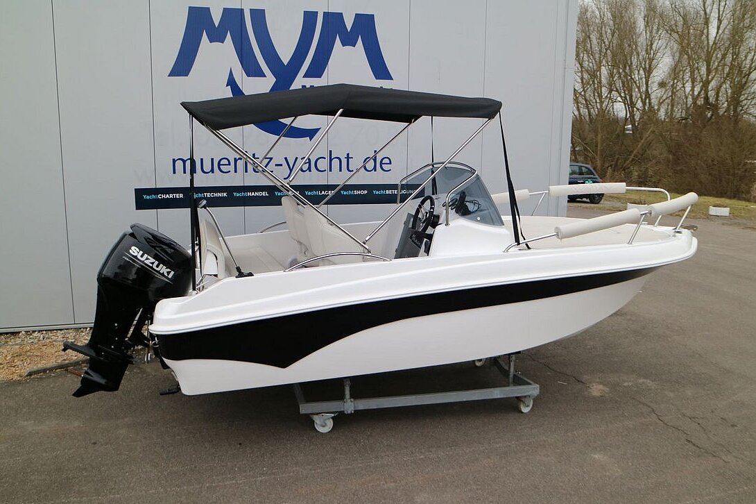 Das Bild zeigt unser Aquila 5.3 Sundeck von der Seite.