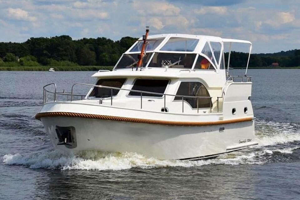 Die Yacht Concordia 102 AC auf der Müritz