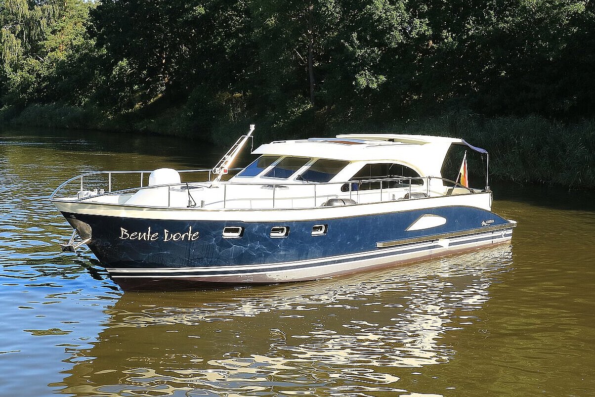 Dieses Bild zeigt eine unserer Yachten der M-Line 