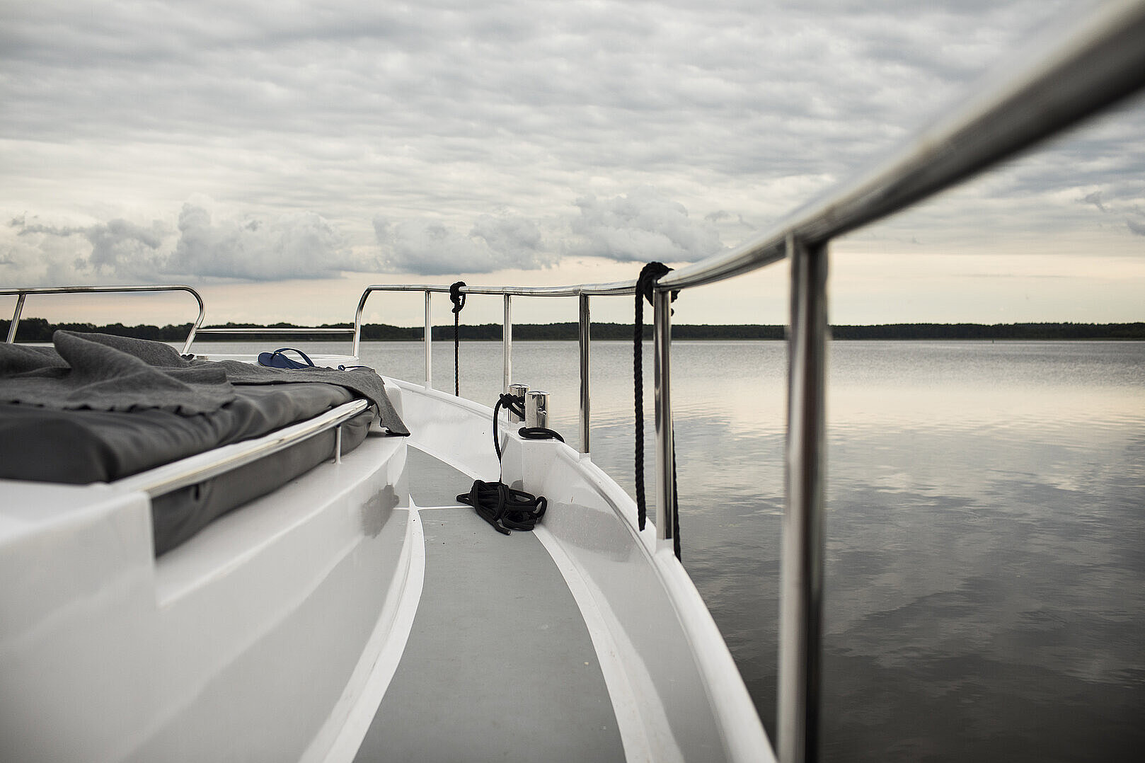Nahaufnahme eines Oberdeckes einer Yacht auf dem Müritz See