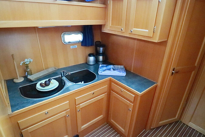 Dieses Bild zeigt unsere Yacht Louis - M-Sport 140 - Küche anderer Winkel