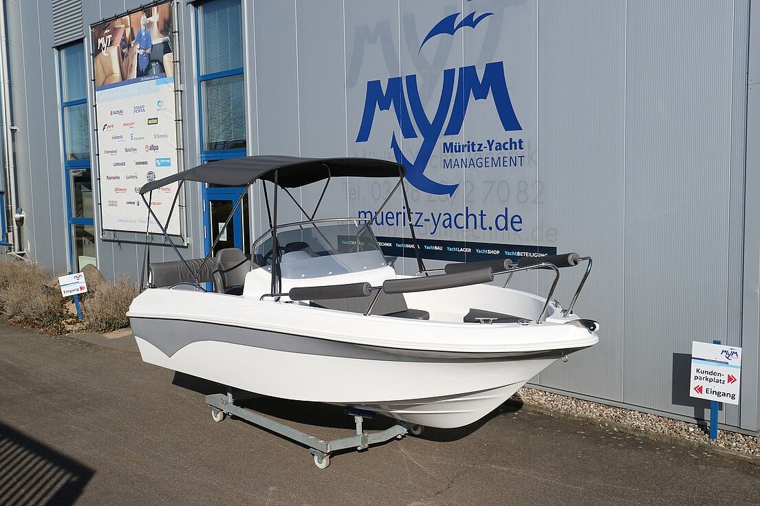 Dieses Bild zeigt unser Motorboot Aquila 5.3 Sun