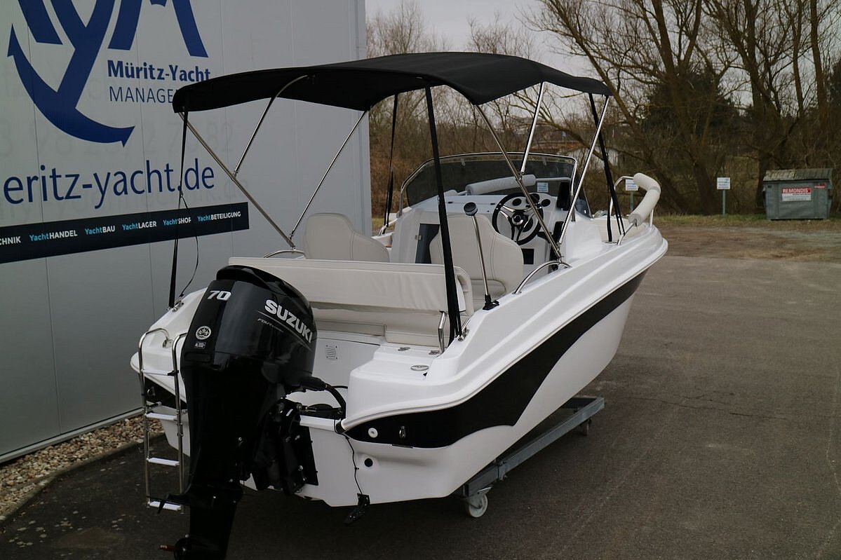 Das Bild zeigt unser Aquila 5.3 Sundeck von hinten.