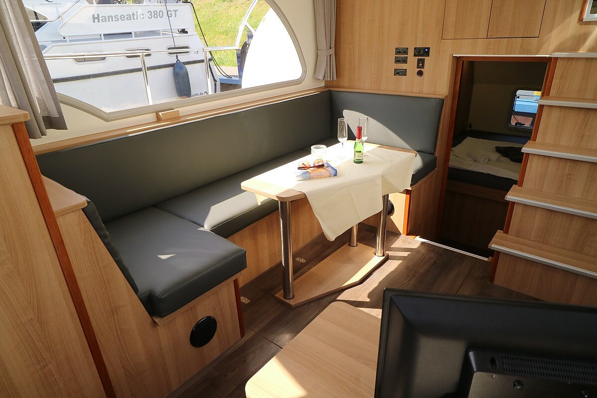 Dieses Bild zeigt unsere Yacht Snoopy - Concordia 108 AC - Salon anderer Winkel Sitzecke