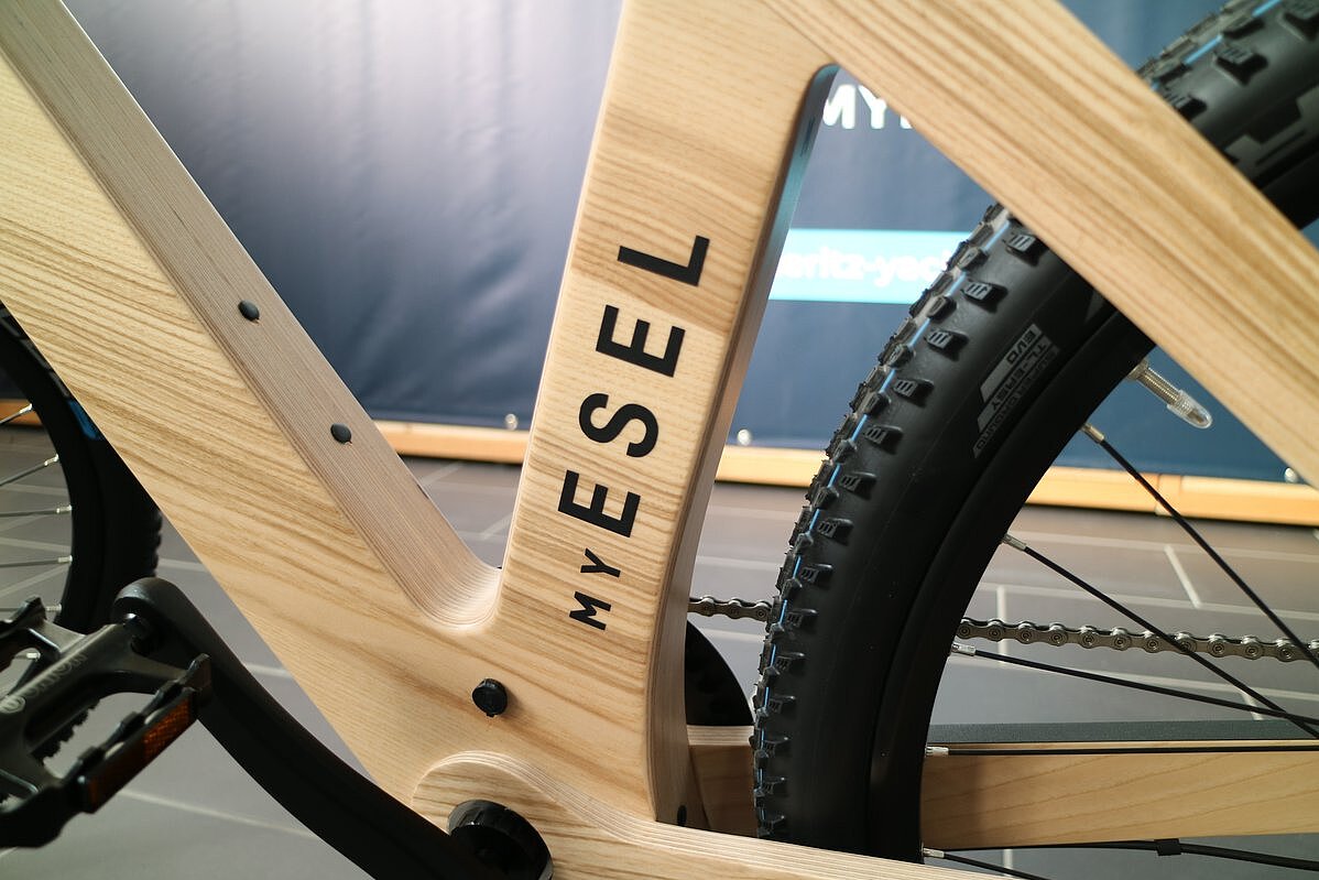 Dieses Bild zeigt das My Esel Cross Pro Unique Holzrahmen