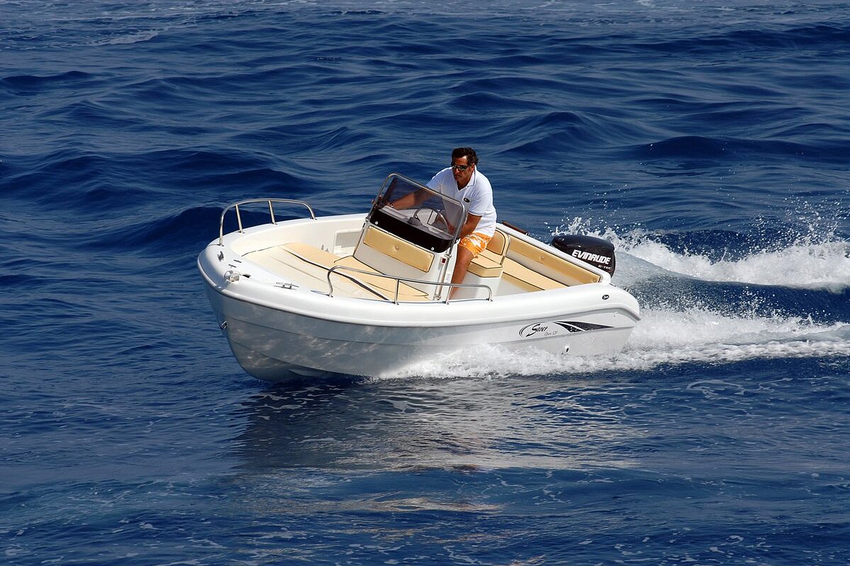 Ein Motorboot unter Fahrt im Wasser.