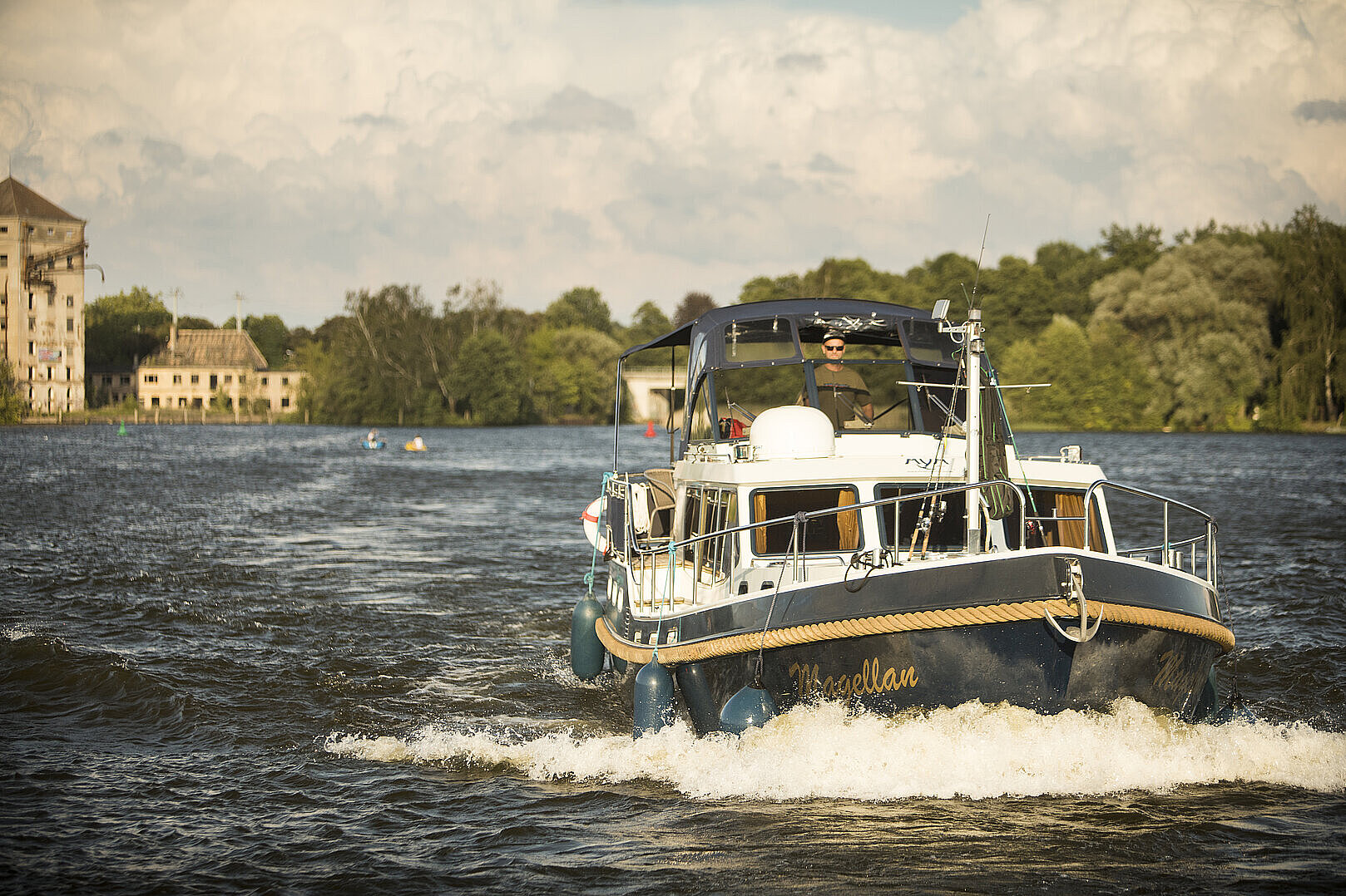 Eine unserer Yachten in Aktion auf einem See