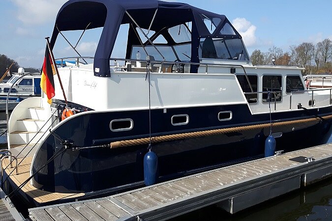 Dieses Bild zeigt unsere Yacht Dream of Life - M-Classic 115 - Im Hafen von Hinten