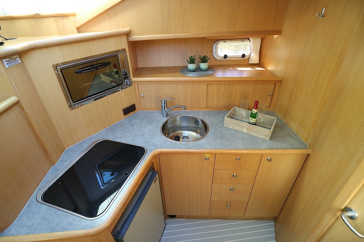 Dieses Bild zeigt unsere Yacht Leonie - Succes 115 Ultra - Küche