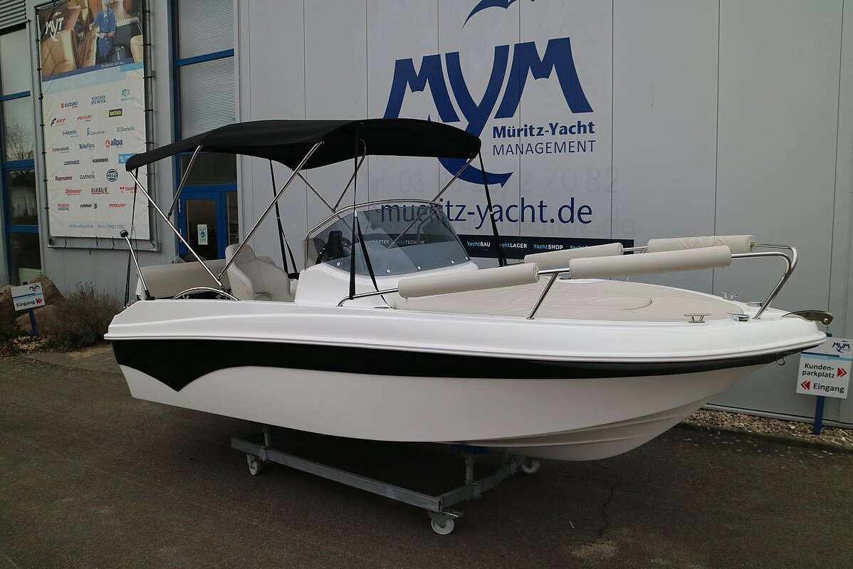 Dieses Bild zeigt unser Motorboot Aquila 5.3 Sundeck