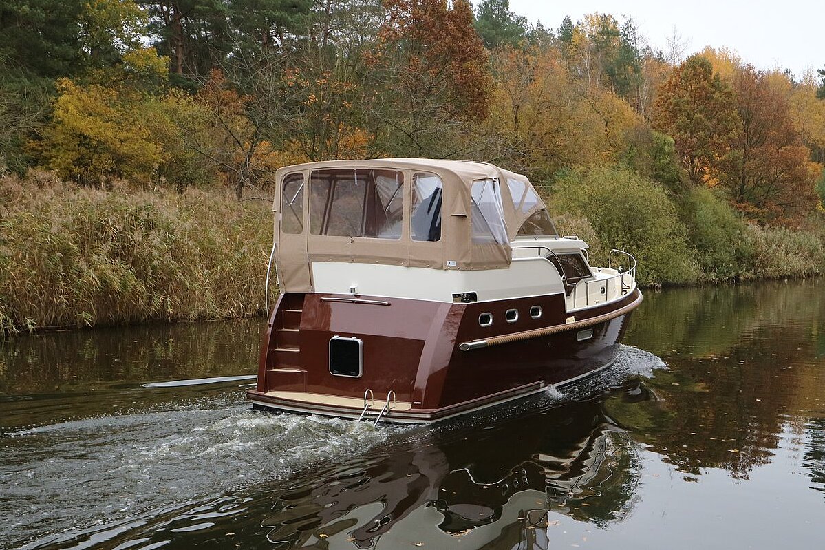 Dieses Bild zeigt unsere Yacht Charlie Brown - Concordia 108 AC - Außenansicht von hinten
