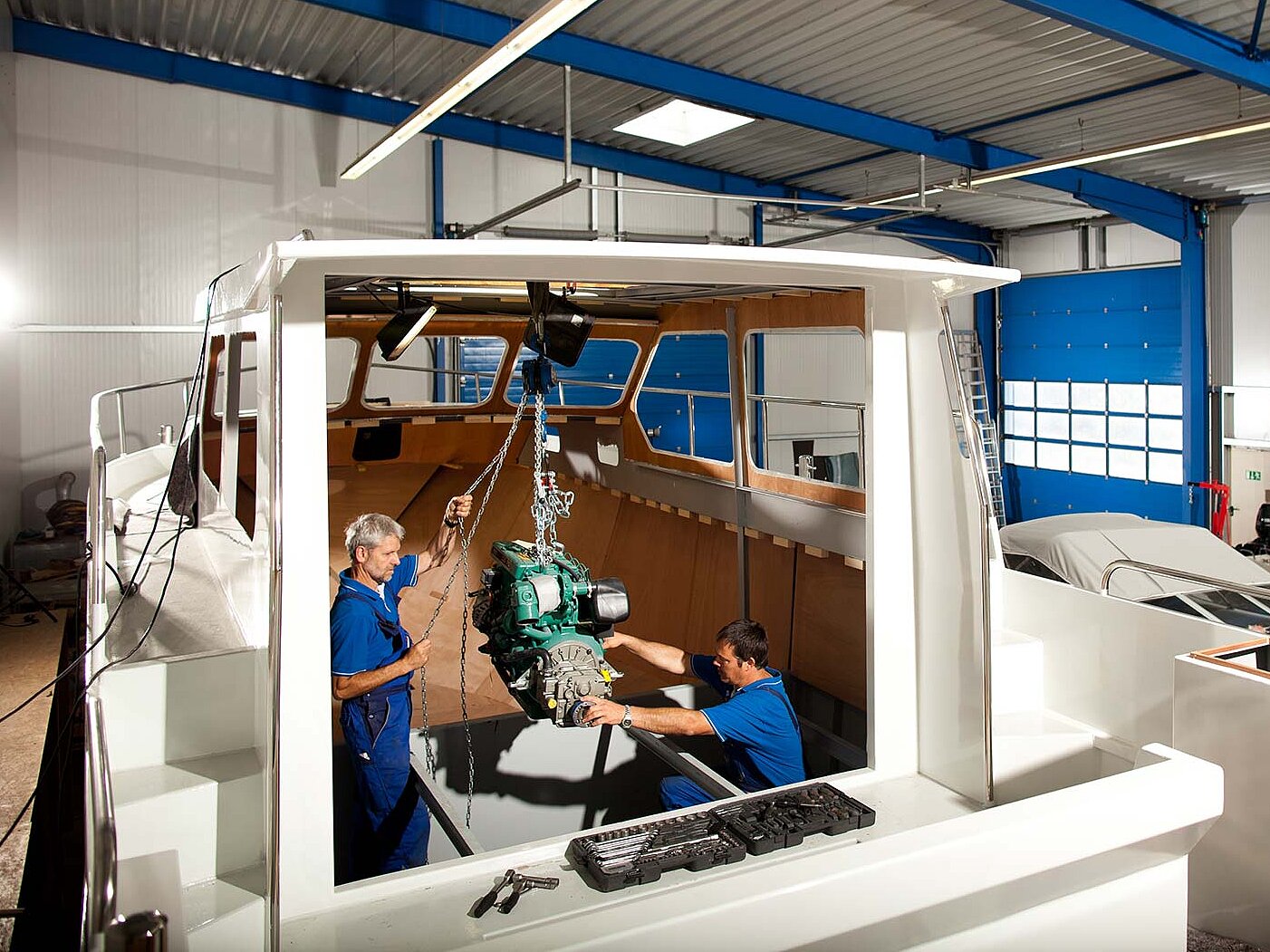 Unsere Mitarbeiter bei der Arbeit an einer Yacht