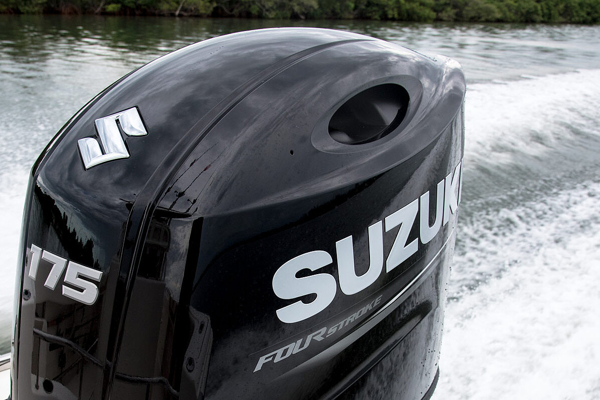 Ein Bildausschnitt eines Suzuki Bootsmotors