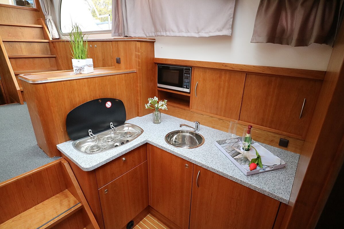 Dieses Bild zeigt unsere Yacht Charlie Brown - Concordia 108 AC - Küche