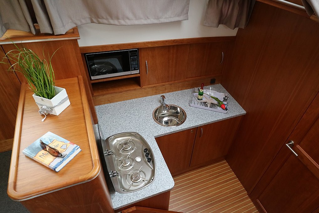 Dieses Bild zeigt unsere Yacht Charlie Brown - Concordia 108 AC - Küche anderer Winkel