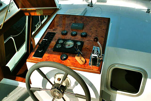 Dieses Bild Zeigt unsere Yacht Lady Marenka - Babro 1120 - Steuer