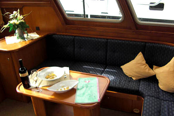 Dieses Bild Zeigt unsere Yacht Lady Marenka - Babro 1120 - Salon Sitzecke