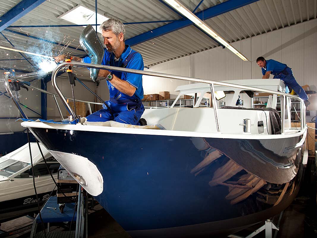 Unsere Mitarbeiter bei Arbeiten an einer Yacht
