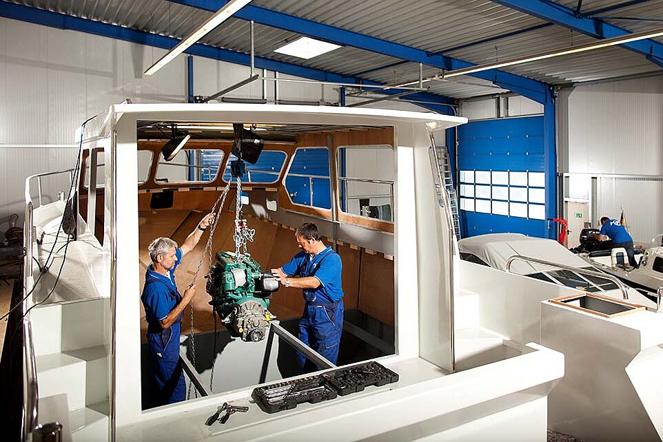 Unsere Mitarbeiter bei der Wartung einer Yacht