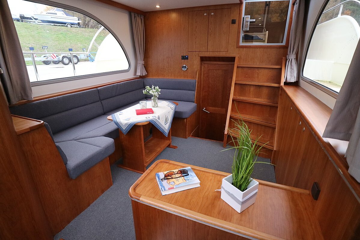 Dieses Bild zeigt unsere Yacht Charlie Brown - Concordia 108 AC - Salon anderer Winkel