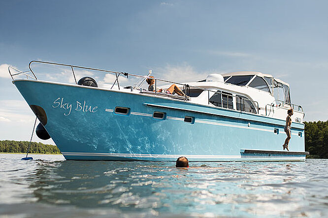 Dieses Bild zeigt eine unserer Superior-Yachten auf dem Wasser 