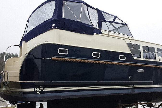 Diese Bild zeigt unsere Yacht Pollux - M-Classic 145 - Im Hafen Ansicht von Hinten