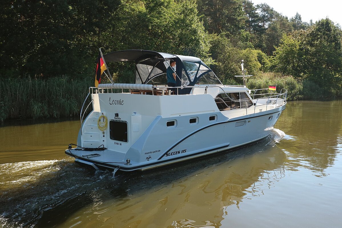 Dieses Bild zeigt unsere Yacht Leonie - Succes 115 Ultra - Ansicht von Hinten