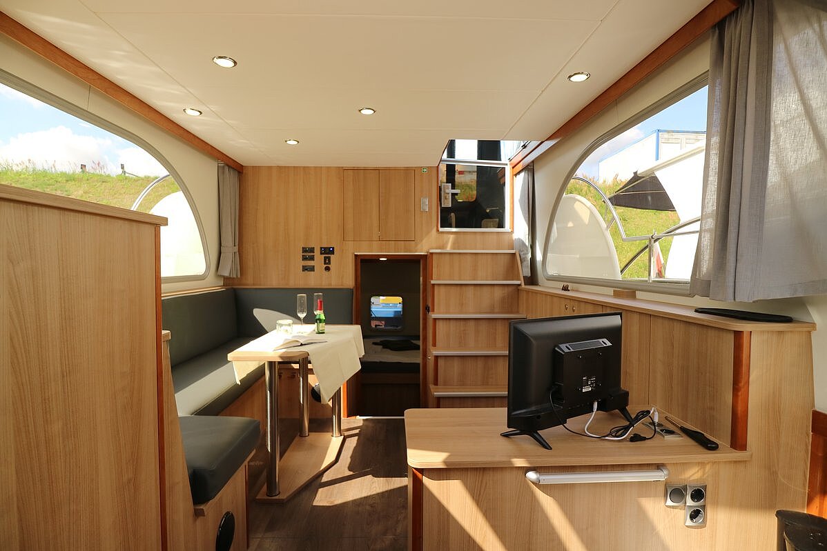 Dieses Bild zeigt unsere Yacht Snoopy - Concordia 108 AC - Salon anderer Winkel