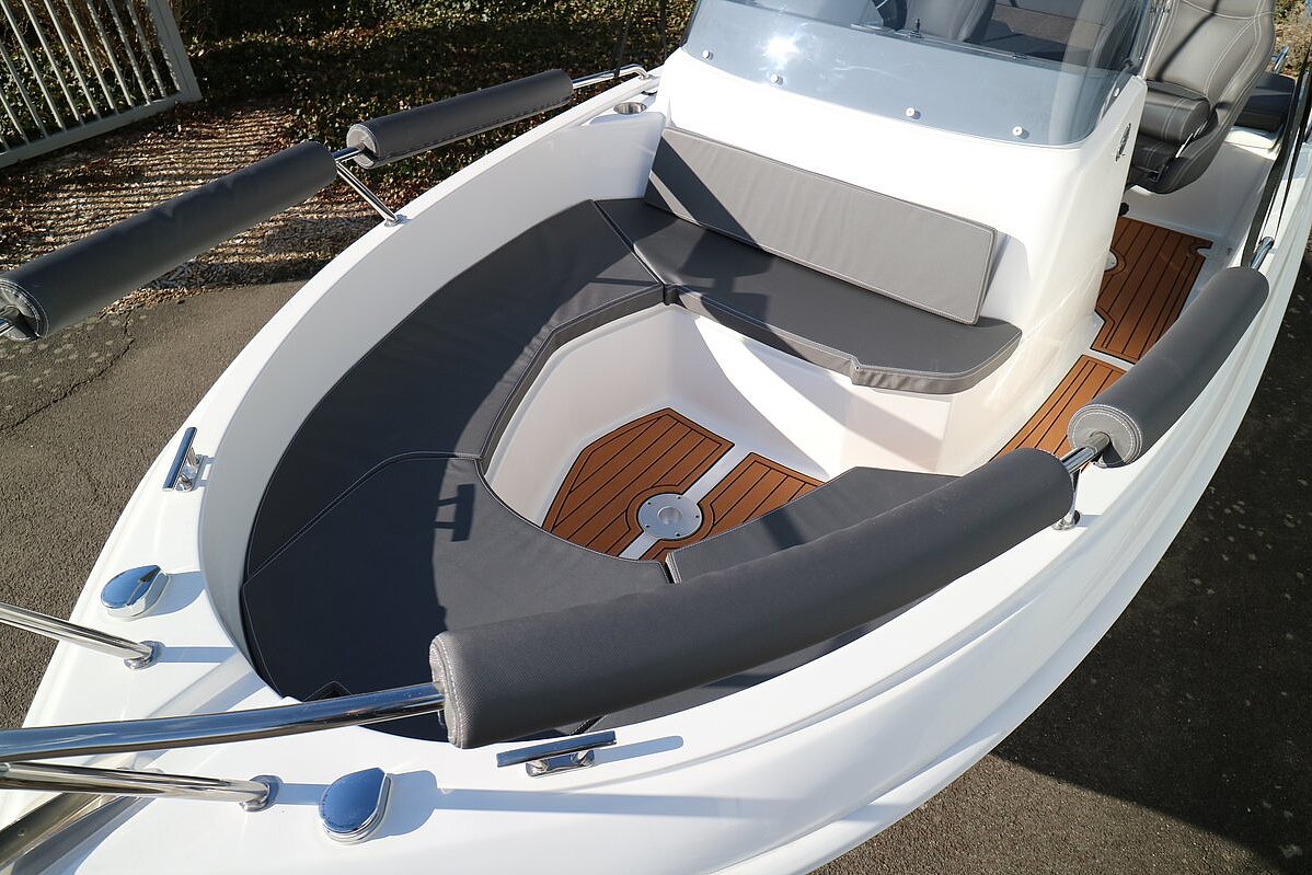 Das Bild zeigt die Vordersitze in unseren Aquila 5.3 Sun. 