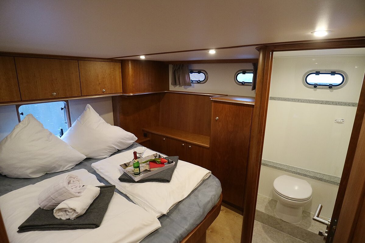 Dieses Bild zeigt unsere Yacht Charlie Brown - Concordia 108 AC - zweite Schlafkabine anderer Winkel - Bad