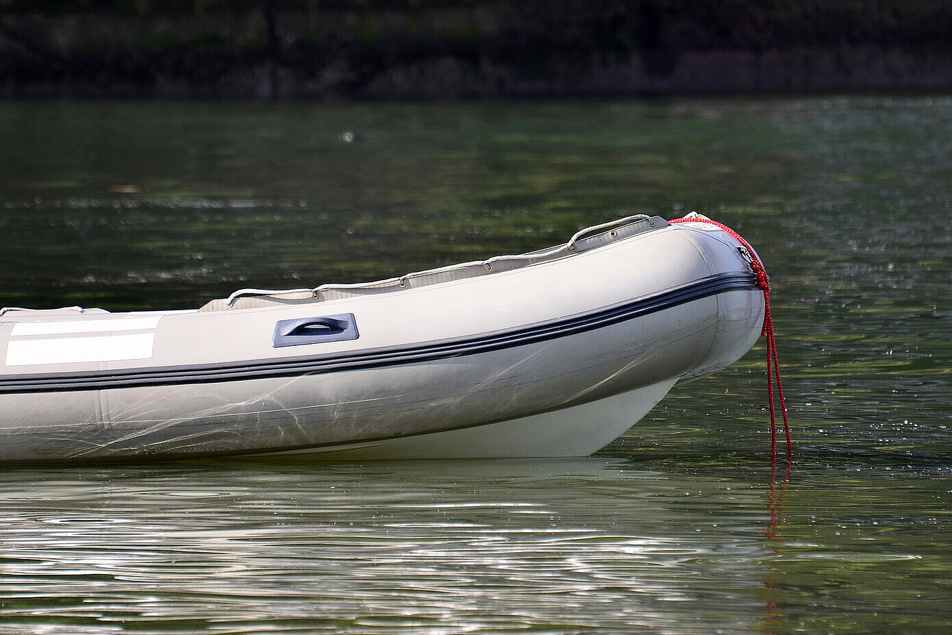 Ein Schlauchboot auf einem See