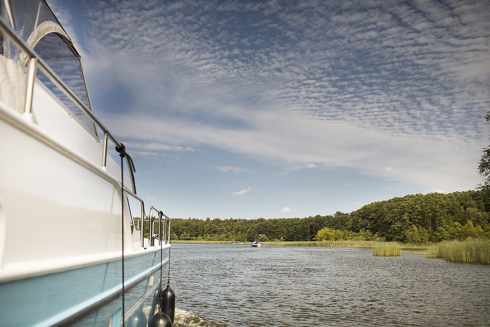 Auf diesem Bild sieht man eine Seitliche Aufnahme unserer Yachten die auf einem See unterwegs ist 
