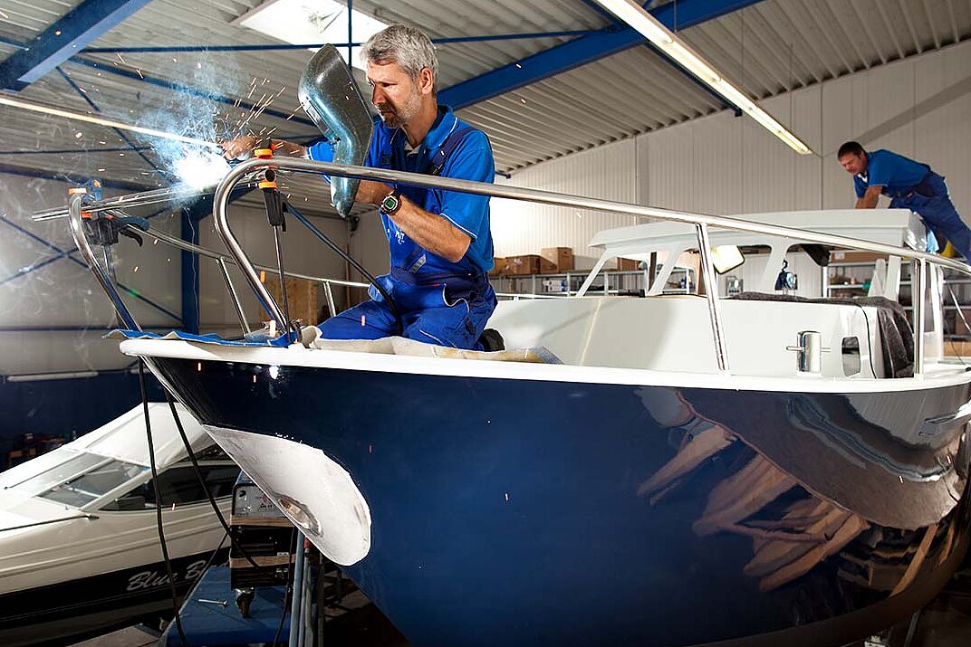 Unsere Mitarbeiter bei Arbeiten an einer Yacht