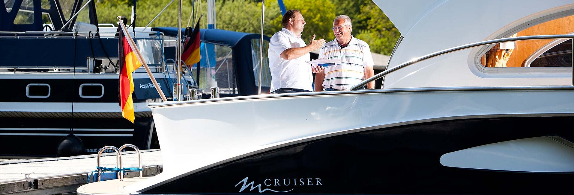 Dieses Bild zeigt zwei Personen auf einer unserer Yachten