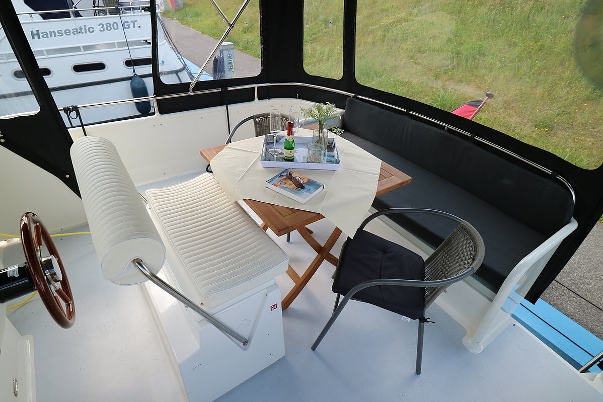 Dieses Bild zeigt unsere Yacht Snoopy - Concordia 108 AC - Steuer anderer Winkel