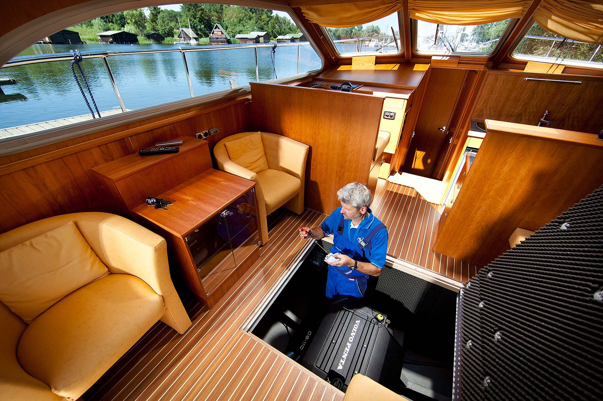 Unser Mitarbeiter überprüft den Motor einer unserer Yachten