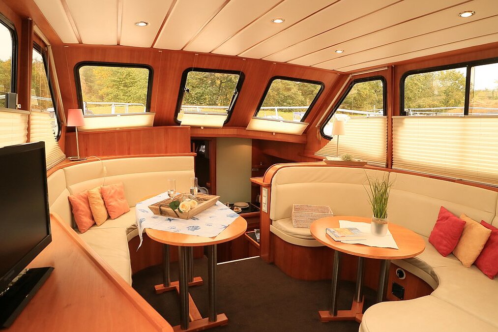 Dieses Bild zeigt unsere Yacht Topas - Siemer 44 Exclusiv - Salon anderer Winkel