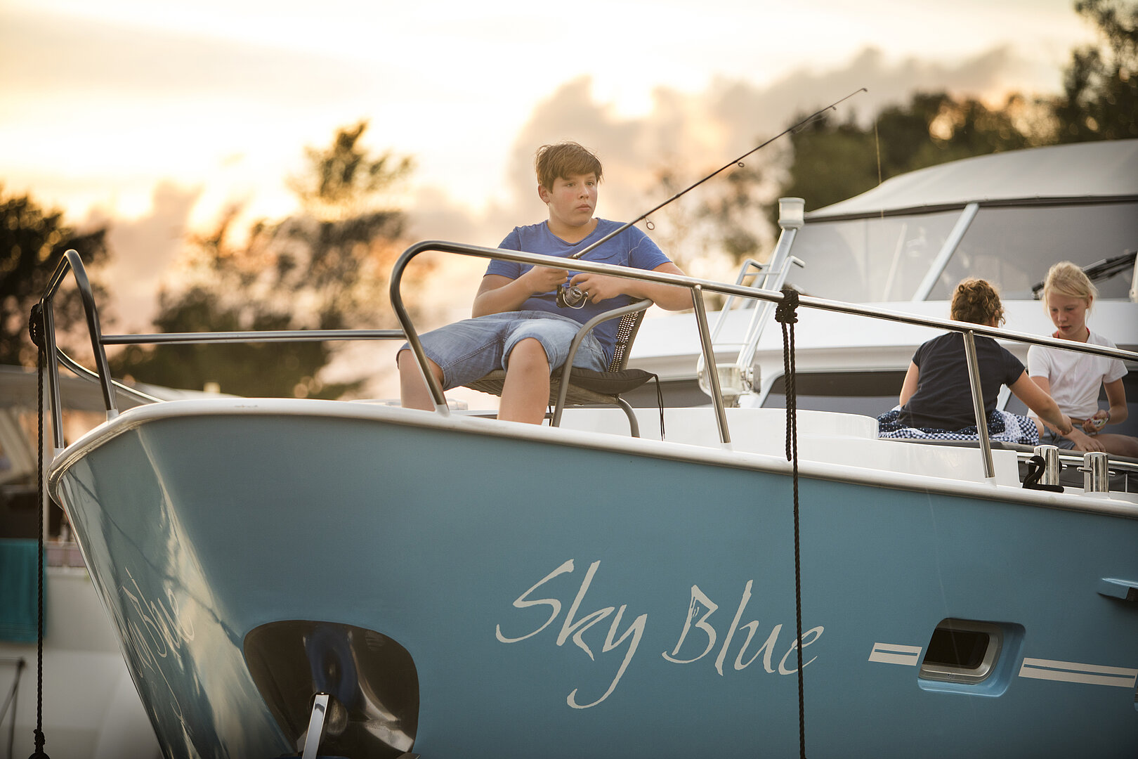 Auf diesem Bild sehen sie unsere Yacht die Sky Blue, eine Person Angelt