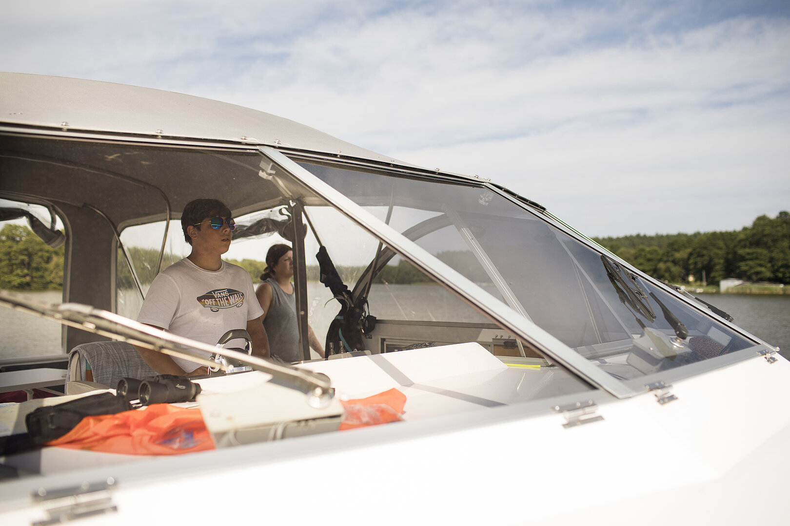 Dieses Bild zeigt eine unserer Yachten wie sie gerade von zwei Personen bedient wird.