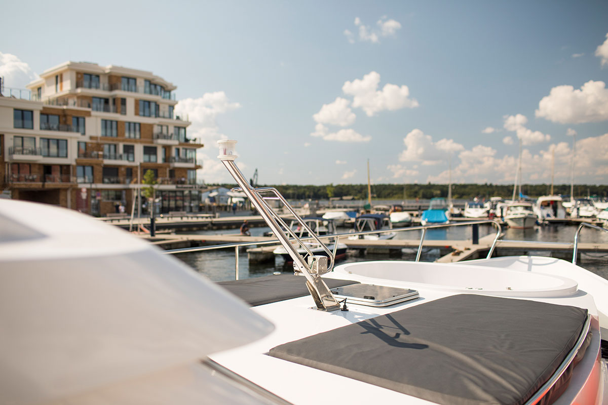 Auf diesem Bild sehen sie eine unserer Yachten im Hafen, man sieht ein Oberdeck
