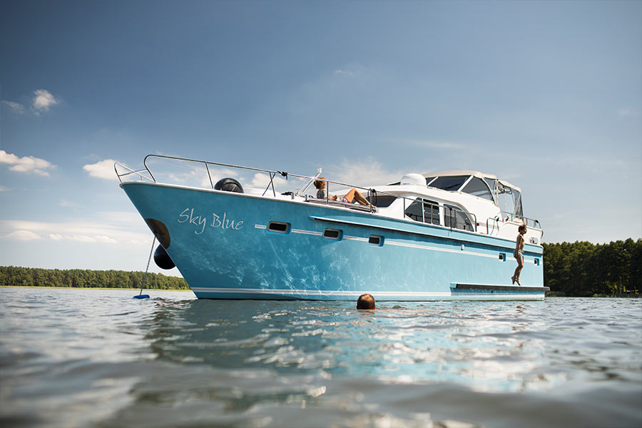 Dieses Bild zeigt eine unserer Superior-Yachten auf dem Wasser 